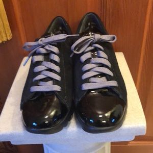 NWOT Munro women’s black leather sneakers